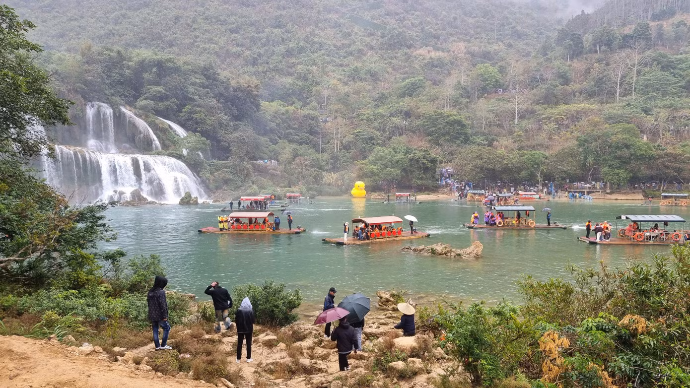 Nằm trên đường biên giới Việt - Trung, thác Bản Giốc thuộc xã Đàm Thủy, huyện Trùng Khánh, tỉnh Cao Bằng. Đây được xem là nơi có cảnh sắc thiên nhiên hùng vĩ tựa chốn tiên cảnh.