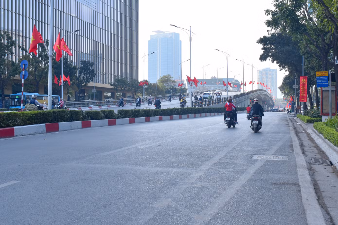 Theo Trung tâm Dự báo khí tượng thủy văn quốc gia, ngày 1/1 trên địa bàn thành phố Hà Nội nhiều mây, đêm mưa nhỏ vài nơi, sáng sớm sương mù, trưa chiều giảm mây hửng nắng. Đêm và sáng sớm trời rét. Nhiệt độ thấp nhất 18-20 độ C, cao nhất 25-27 độ C.