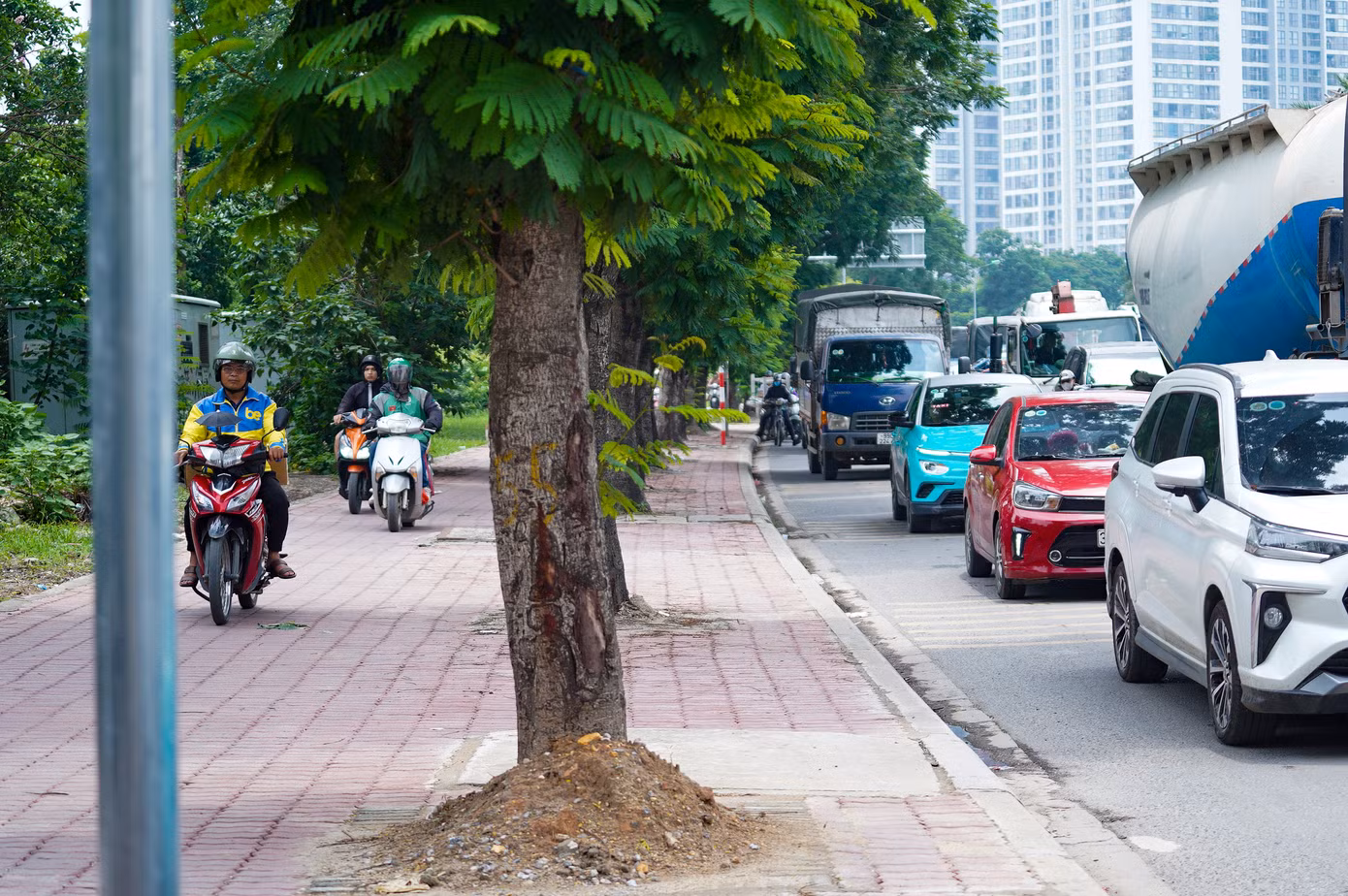Ùn tắc kéo dài khiến nhiều xe máy phải leo lên vỉa hè.