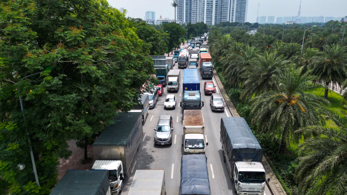 Dòng phương tiện chôn chân kín cả 4 làn xe.