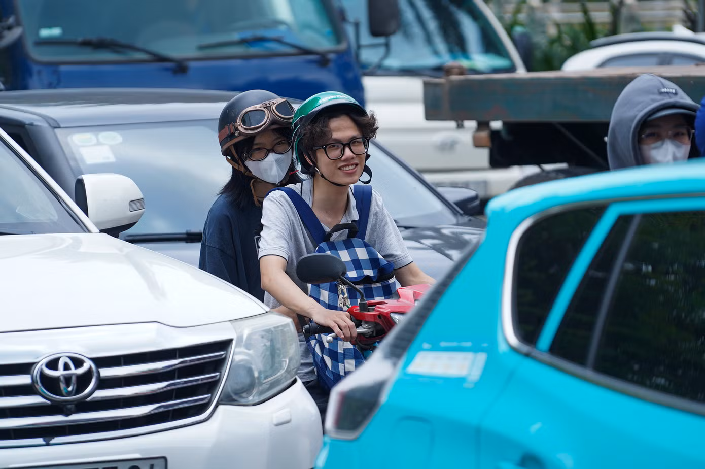 Người đi xe máy phải luồn lách qua nhiều làn ô tô.