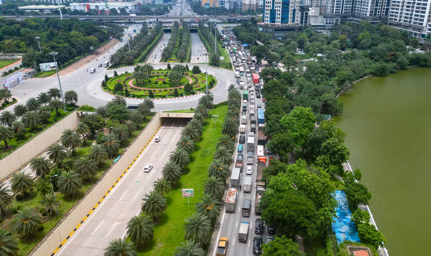 Hàng trăm phương tiện nhích từng mét để qua khu vực đường gom Đại lộ Thăng Long, chiều ngược lại khá thông thoáng.