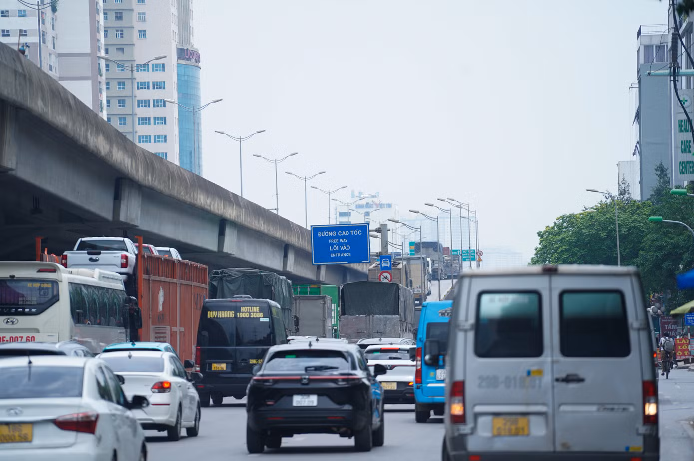 "Xe từ Đại lộ Thăng Long không thể thoát lên Vành đai 3 trên cao do khu vực đang thi công, dẫn đến tình trạng ùn tắc nghiêm trọng như hôm nay," Trung tá Phạm Văn Chiến cho hay.