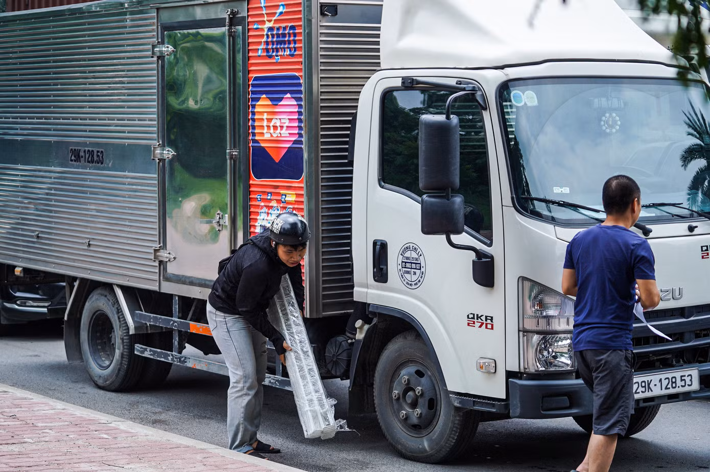 Ùn tắc kéo dài nên anh Thế Vinh (quận Thanh Xuân) phải ra tận xe tải để lấy hàng.