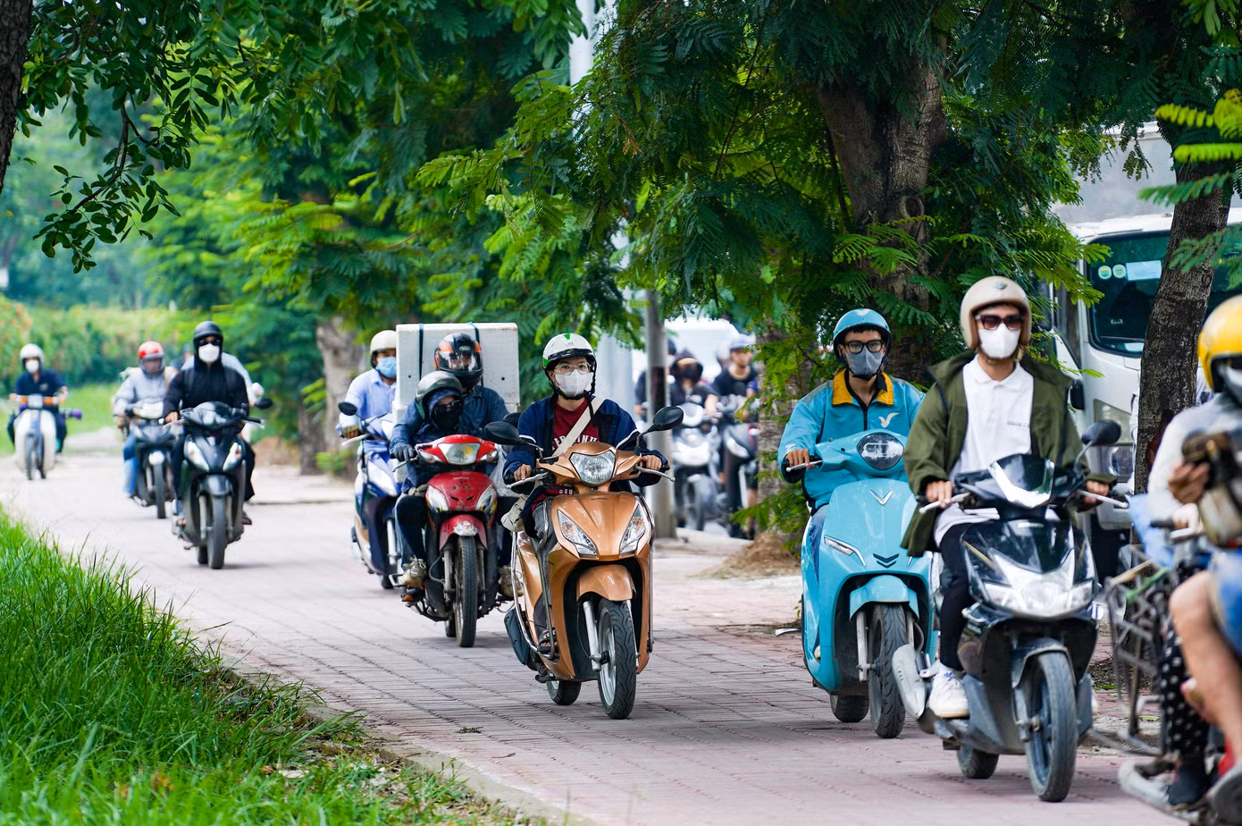 Ùn tắc kéo dài khiến nhiều xe máy phải leo lên vỉa hè.