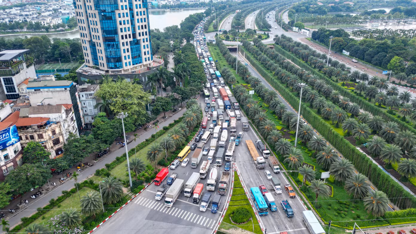 Trưa 22/5, đại lộ Thăng Long ùn tắc kéo dài vài cây số: từ đoạn đại lộ Thăng Long giao với Lê Quang Đạo (quận Nam Từ Liêm) vào hướng trung tâm Hà Nội và đường dẫn lên vành đai 3.