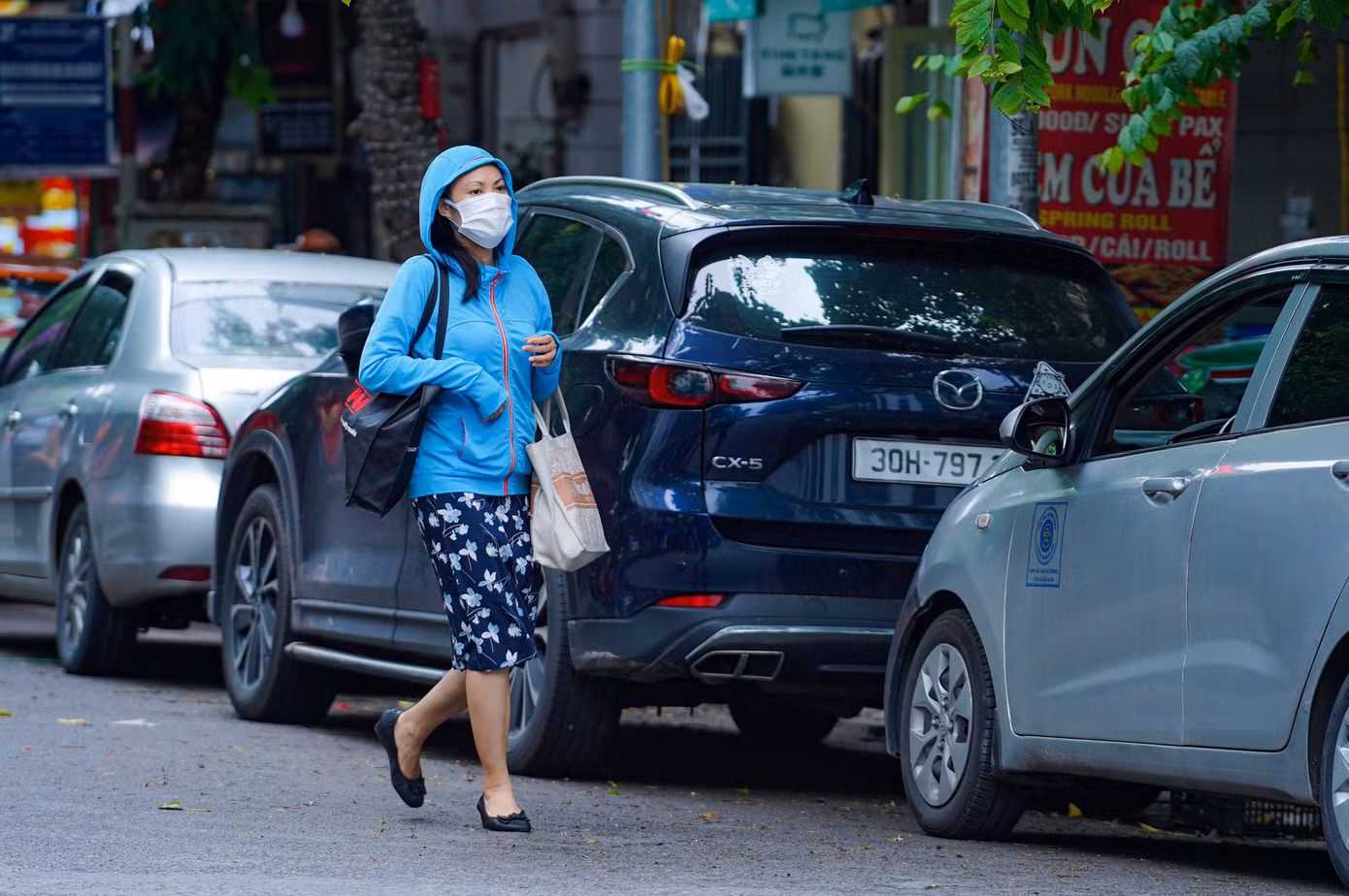 Trang phục mùa đông bất ngờ xuất hiện giữa những ngày hè tại Hà Nội.