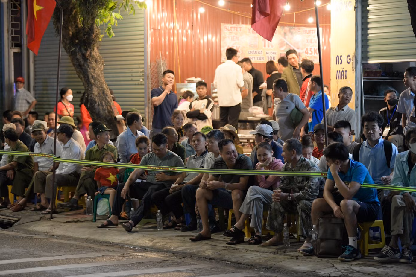 Tờ mờ sáng 7/5, nhiều người dân Điện Biên và du khách có mặt phía ngoài sân vận động tỉnh Điện Biên ngồi "xí" chỗ chờ đến lễ kỷ niệm 70 năm chiến thắng Điện Biên Phủ.
