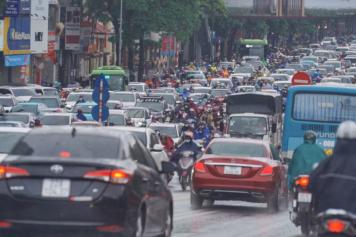 Lúc 7 giờ 30, từng dòng phương tiện ken đặc, chậm chạp di chuyển trên đường Trần Duy Hưng.