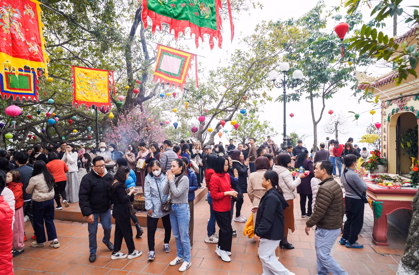 Rằm tháng Giêng, Tết Nguyên tiêu hay Tết Thượng nguyên là một trong 4 ngày rằm lớn trong năm của nước ta. Vào ngày này người dân thường cúng bái tổ tiên, trời đất và lên chùa, đi lễ để cầu bình an trong cuộc sống.