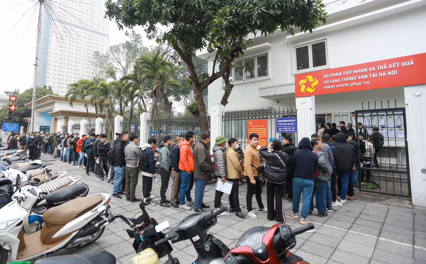 Theo ghi nhận của PV Tiền Phong, từ trưa 17/2, rất đông người dân đã đến xếp hàng tại điểm cấp, đổi GPLX của Sở Giao thông vận tải Hà Nội (số 2 Phùng Hưng, quận Hà Đông) để làm các thủ tục, cấp đổi GPLX sắp hết hạn.