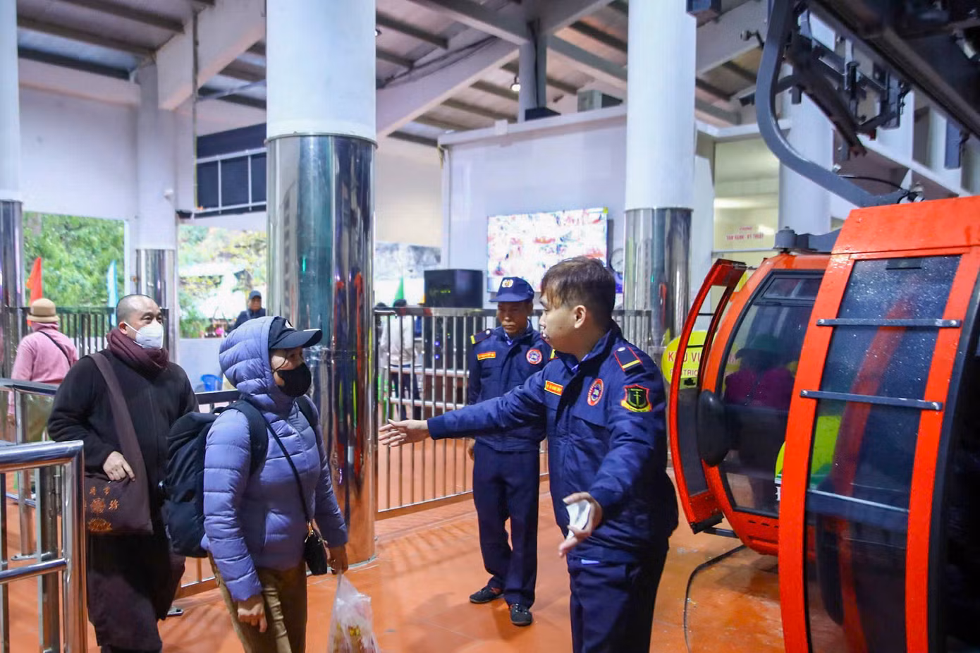 Người dân và du khách đi cáp treo lên động Hương Tích không cần phải xếp hàng, giá vé cáp treo khứ hồi là 220.000 đồng/người.