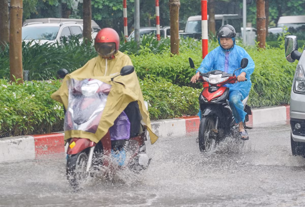 Phía trên Vành đai 2 (đoạn từ Cầu Giấy đến Võ Chí Công) cũng xảy ra tình trạng ngập úng, nước thoát chậm.