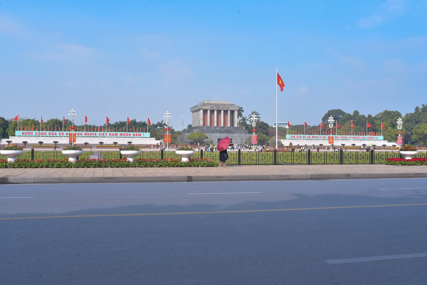 Nhiều người Hà Nội đến Lăng Bác để xem lễ thượng cờ đầu tiên trong năm mới.