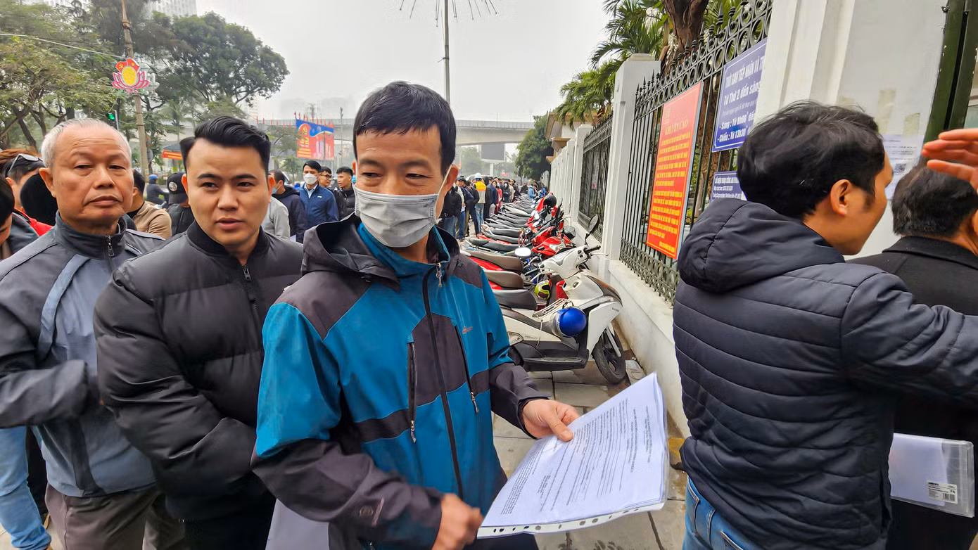 Theo Thông tư 35/2024 do Bộ GTVT ban hành từ ngày 1/1/2025 quy định người lái xe phải thi lại lý thuyết ngay khi giấy phép hết hạn, rút ngắn thời gian cấp lại GPLX bị mất so với hiện hành. Do đó, nhiều người đến hạn hoặc thất lạc đã đến sớm làm thủ tục, tránh bị thi lại.