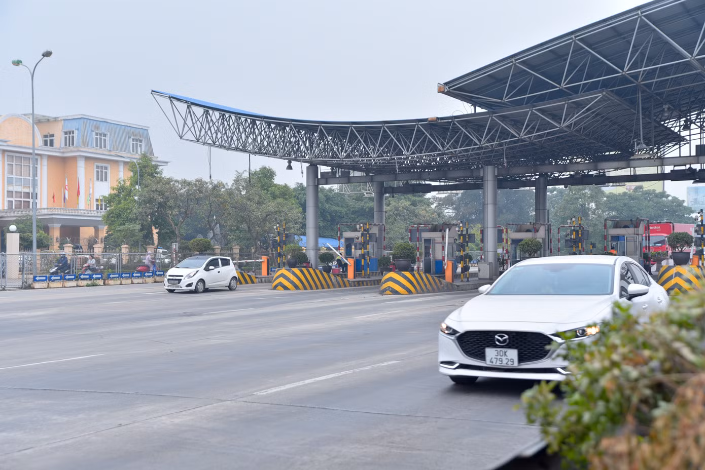 Tại trạm thu phí BOT Pháp Vân - Cầu Giẽ, lưu lượng phương tiện không tăng đột biến. Các phương tiện di chuyển thuận tiện.