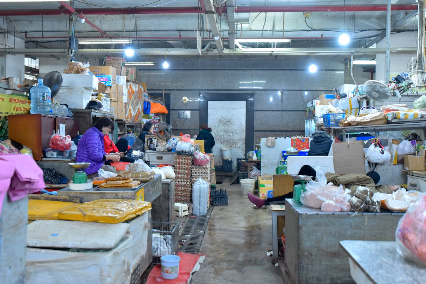 Cũng theo các tiểu thương chợ Âm Phủ, không chỉ kinh tế khó khăn, hiện tiểu thương còn phải cạnh tranh với những bán hàng online qua các trang mạng xã hội.