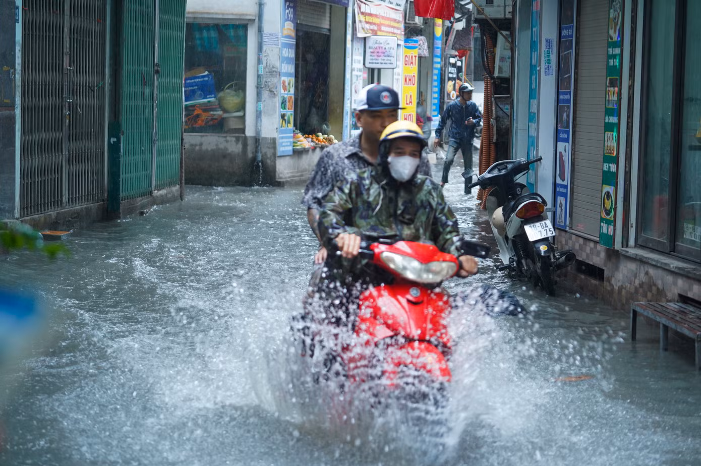Mực nước dâng cao chừng 25cm gây khó khăn và nguy hiểm cho người tham gia giao thông.