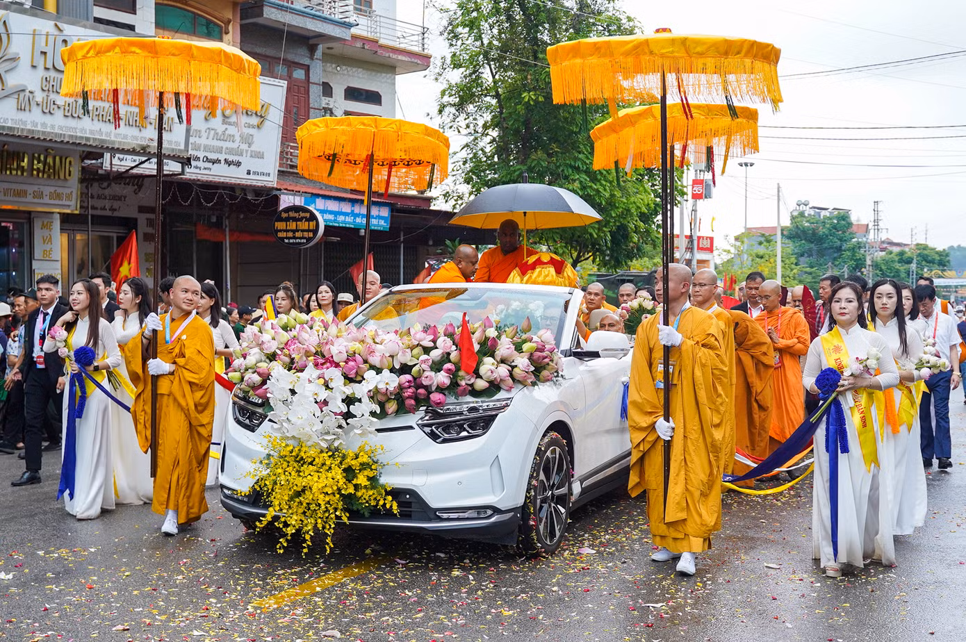 Sáng 23/5, xá lợi Phật được chư tôn đức tăng, ni Giáo hội Phật giáo Việt Nam và Ấn Độ cung rước đến chùa Phúc Sơn (Bắc Giang) sau thời gian tôn trí tại núi Chùa Bái Đính (Ninh Bình).