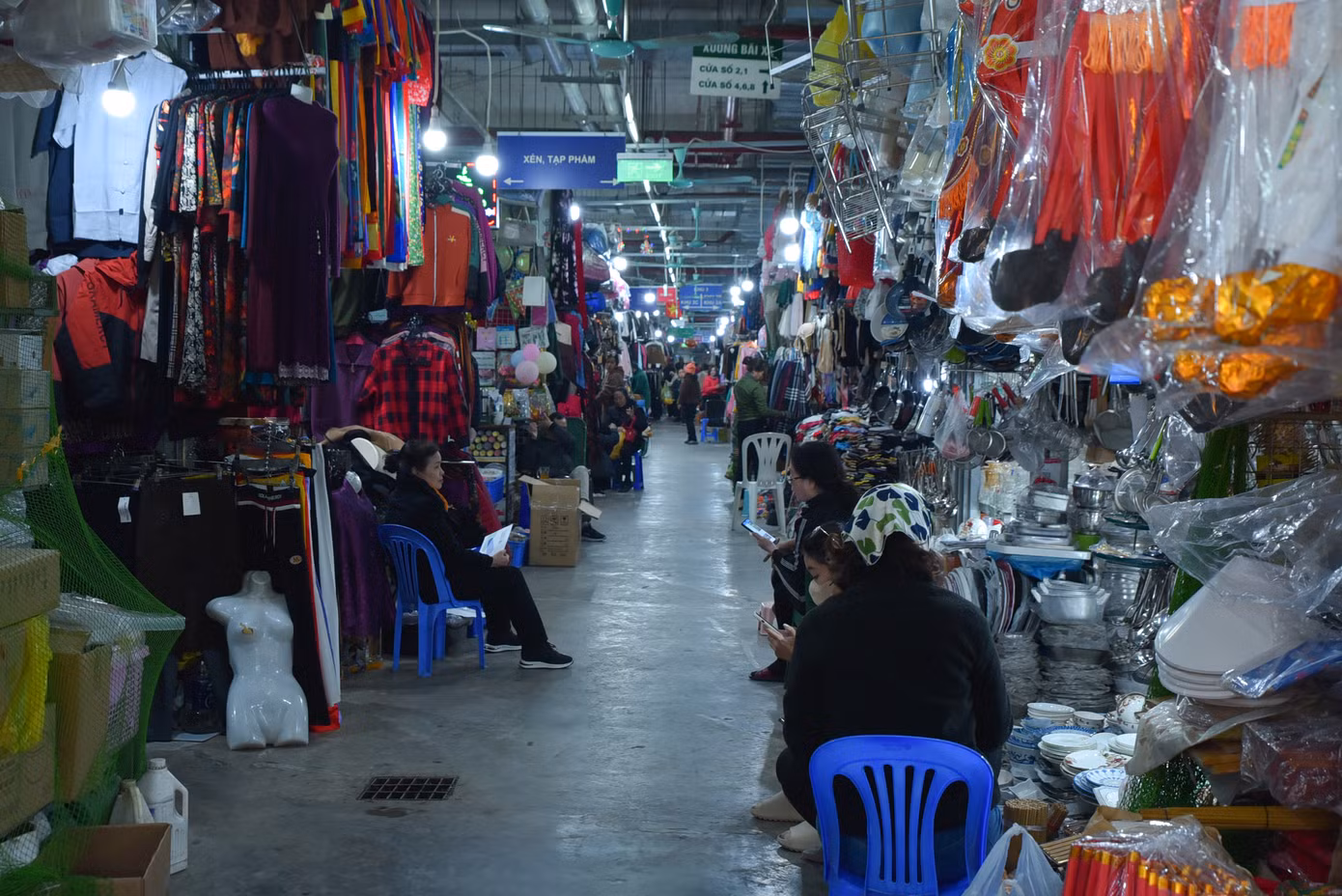 Là một trong những khu chợ truyền thống của Hà Nội, từ năm 2014, chợ Mơ tại phố Bạch Mai (Hai Bà Trưng, Hà Nội) được xây dựng thành Trung tâm thương mại. Toàn bộ các hộ kinh doanh bị "đưa xuống lòng đất", hoạt động buôn bán bên trong tầng hầm của tòa nhà. Tuy nhiên, đến hiện tại, tại chợ Mơ các quầy hàng quần áo, giày dép, đồ gia dụng... khá vắng vẻ, tình trạng buôn bán ế ẩm.
