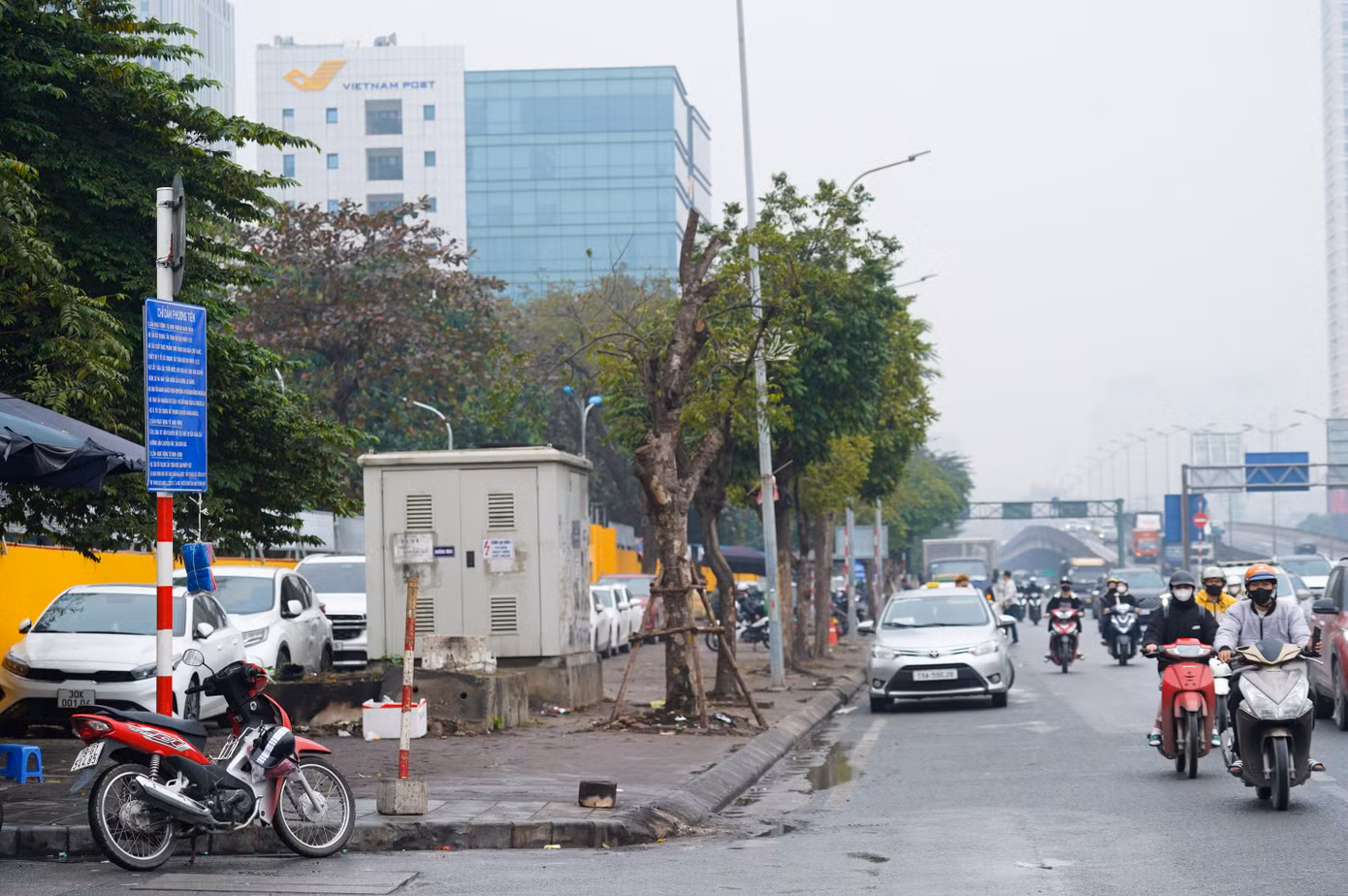 Biển chỉ dẫn được lắp đặt quay ra đường Phạm Hùng (quận Cầu Giấy).
