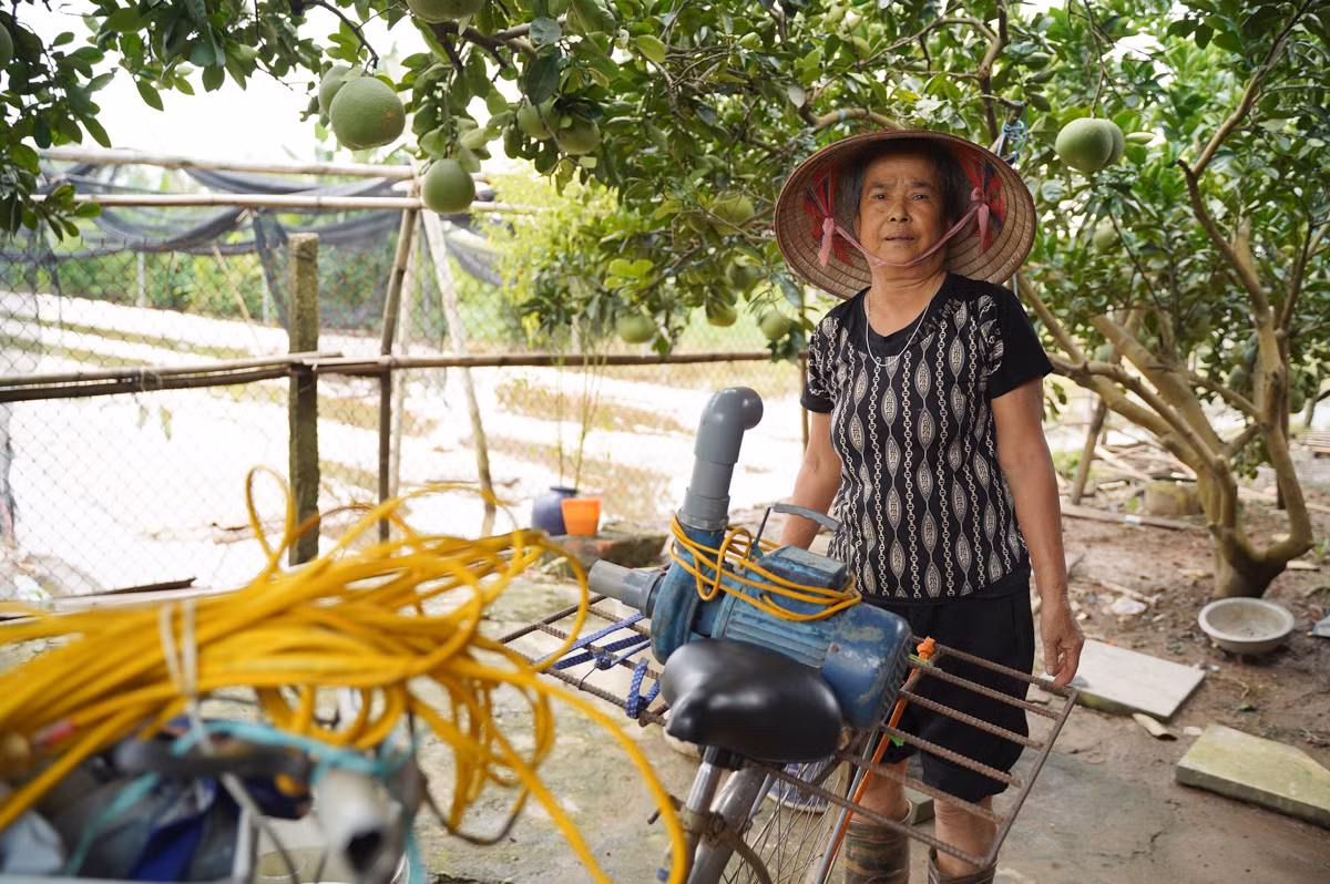 Máy bơm những ngày này được người dân sử dụng hết công suất để hút nước.