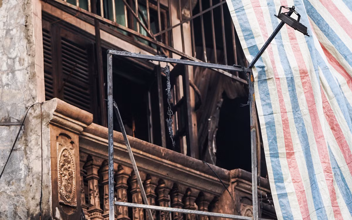 Mặt trước ngôi nhà bị cháy đen, khung sắt cong vênh.