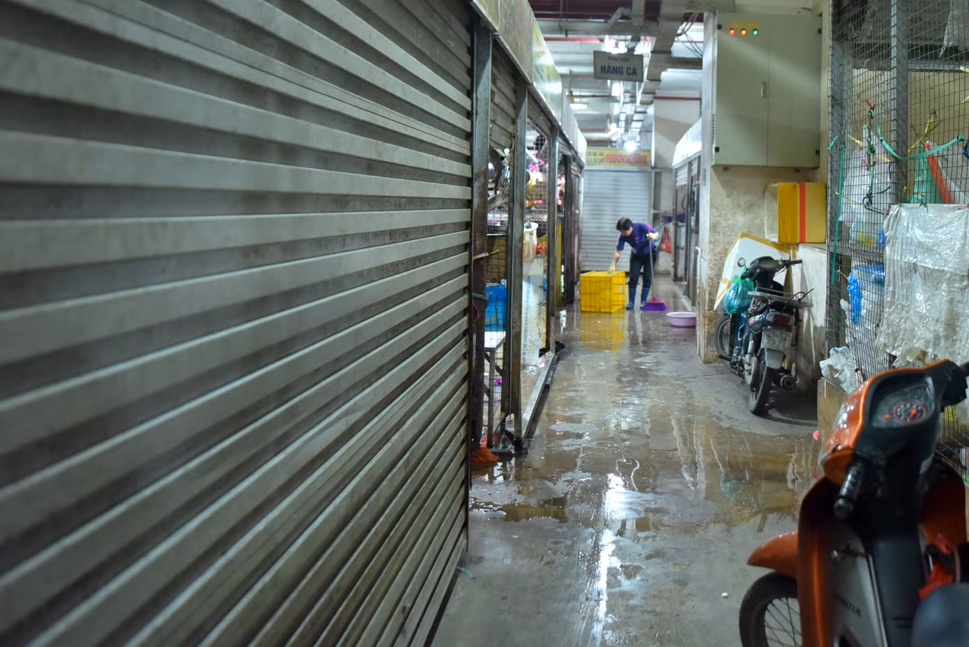 Ông Vũ Vinh Phú, nguyên Phó Giám đốc Sở Thương mại Hà Nội cho rằng: Hà Nội đã có những thất bại trong cải tạo, xây dựng lại chợ, tiêu biểu là 5 chợ truyền thống biến thành Trung tâm thương mại. “Ở trên họ bán sản phẩm xa xỉ, còn để bà con buôn bán xuống tầng hầm. Giá thuê cao đến gần 1 tỷ/kiốt bà con làm gì có tiền để trả. Chưa kể, quản lý trong và ngoài chợ không công bằng. Bên trong phí cao, bên ngoài chợ cóc bán nhộn nhịp, không thể cạnh tranh được.