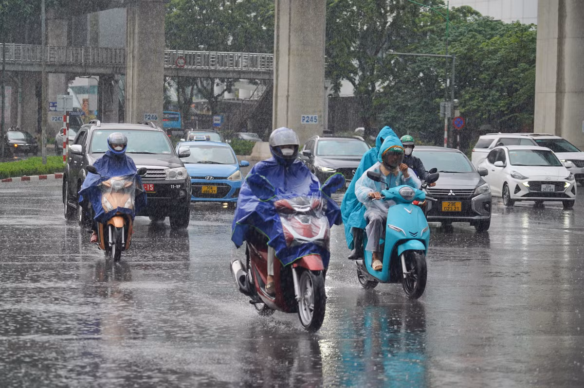 Theo Trung tâm Dự báo Khí tượng Thuỷ văn Quốc gia cho biết, thời tiết hôm nay (24/6), ở Bắc Bộ và Bắc Trung Bộ có mưa rào và giông rải rác, cục bộ có mưa to với lượng mưa từ 10-30mm, có nơi trên 70mm.