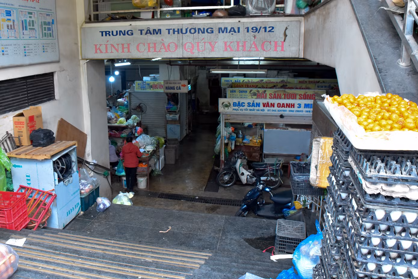 Không chỉ riêng chợ Mơ, tại Tại trung tâm thương mại 19/12 chợ Âm Phủ, dù đã được đầu tư bài bản, tuy nhiên, lượng khách mua sắm đến đây cũng rất thưa thớt.