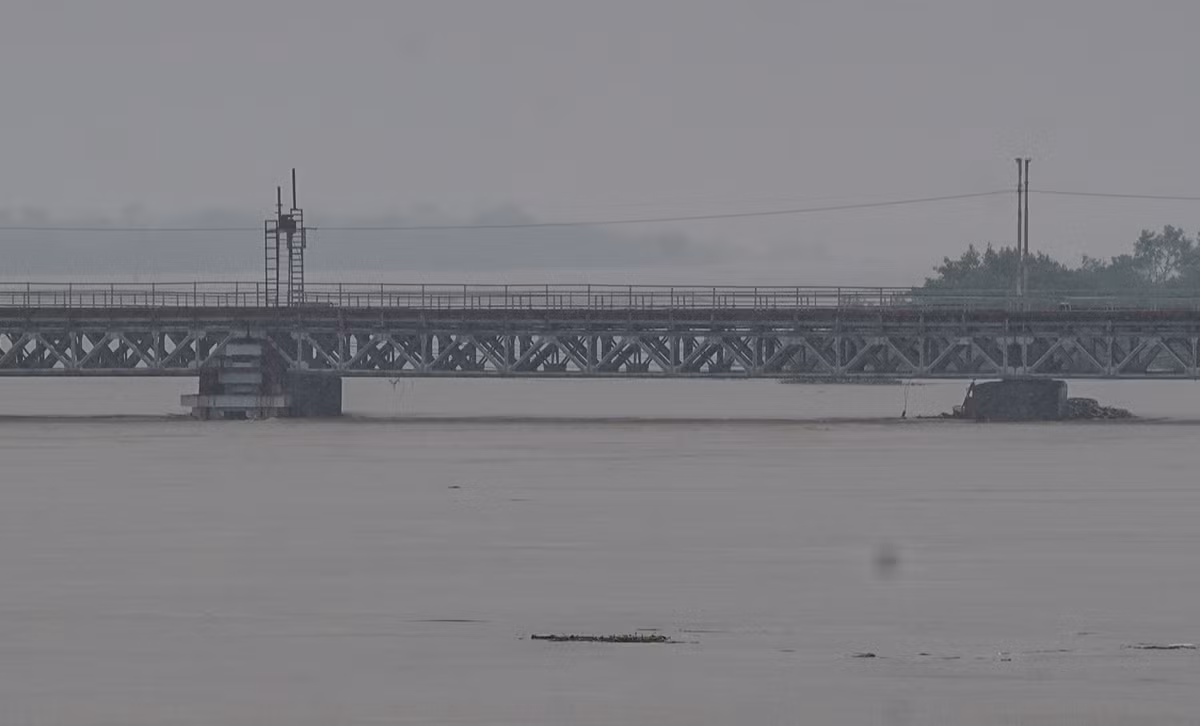 Mực nước dưới chân cầu Long Biên chiều 11/9.
