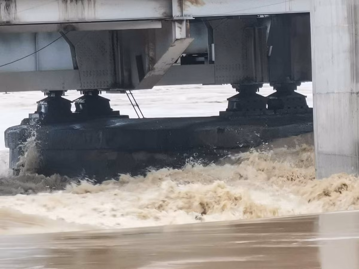 Lúc hơn 17h30 nước tại sông Đuống chạy qua cầu rất mạnh.