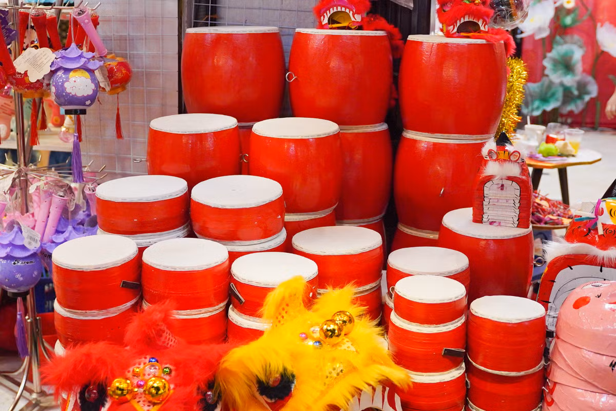 Đồ chơi truyền thống Trung Thu như đèn ông sao, mặt nạ giấy bồi, đèn kéo quân,... vẫn luôn được nhiều gia đình yêu thích và lựa chọn.