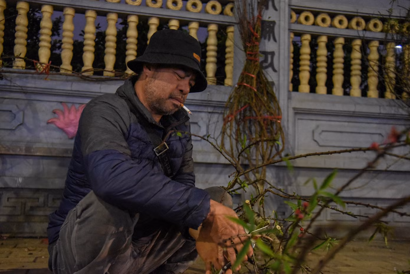 Ông Mạnh (vườn đào Nhật Tân) quyết định cắt bỏ những cành đào chưa bán hết. "Năm nay kinh tế khó khăn, tình trạng chung nhiều nhà, đào 29 Tết chỉ còn 150 - 200 nghìn 1 cành mà vẫn khó bán. Tôi không thể giảm giá sâu hơn nên đành cắt bỏ", ông Mạnh chia sẻ.