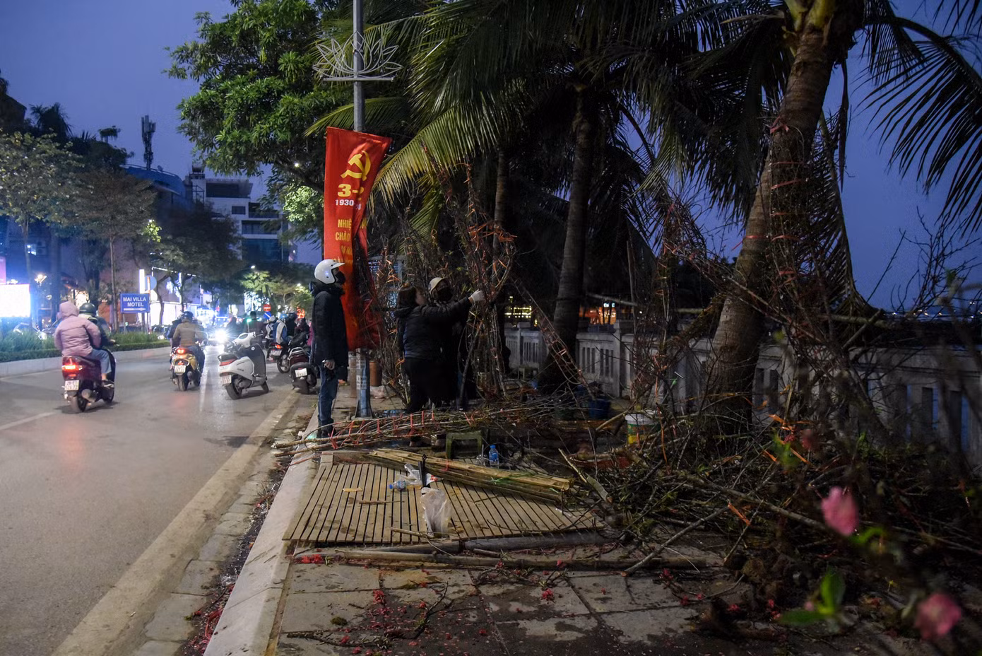 Nhiều tiểu thương đã bỏ đào lại trên vỉa hè.