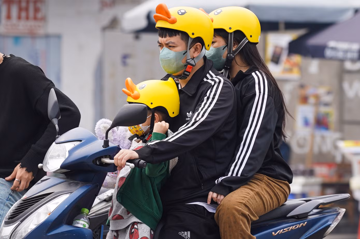 Kỳ nghỉ lễ năm nay trùng với cuối tuần nên nhiều gia đình tranh thủ đưa con cái đi dạo phố, tham quan, ngắm cảnh.