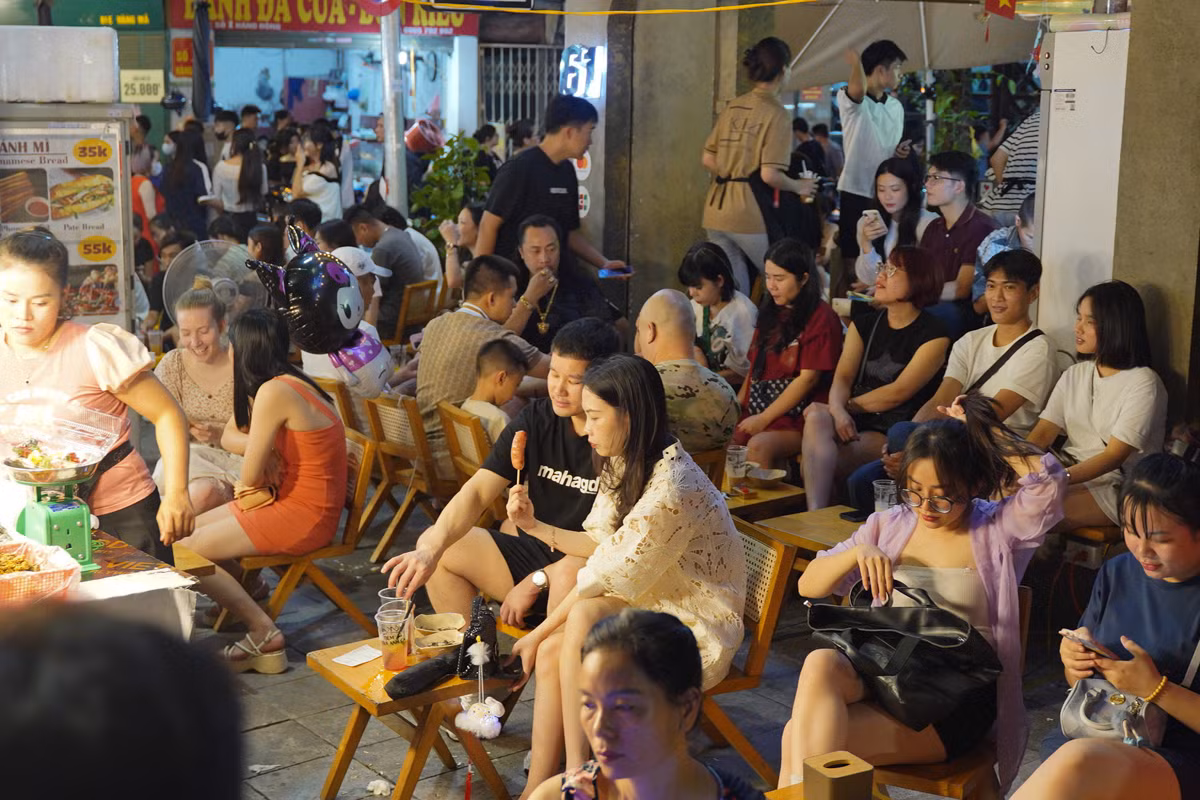 Những tiệm ăn, quán trà chanh quanh khu vực Hàng Mã, nhà thờ lớn cũng thu hút lượng lớn bạn trẻ.