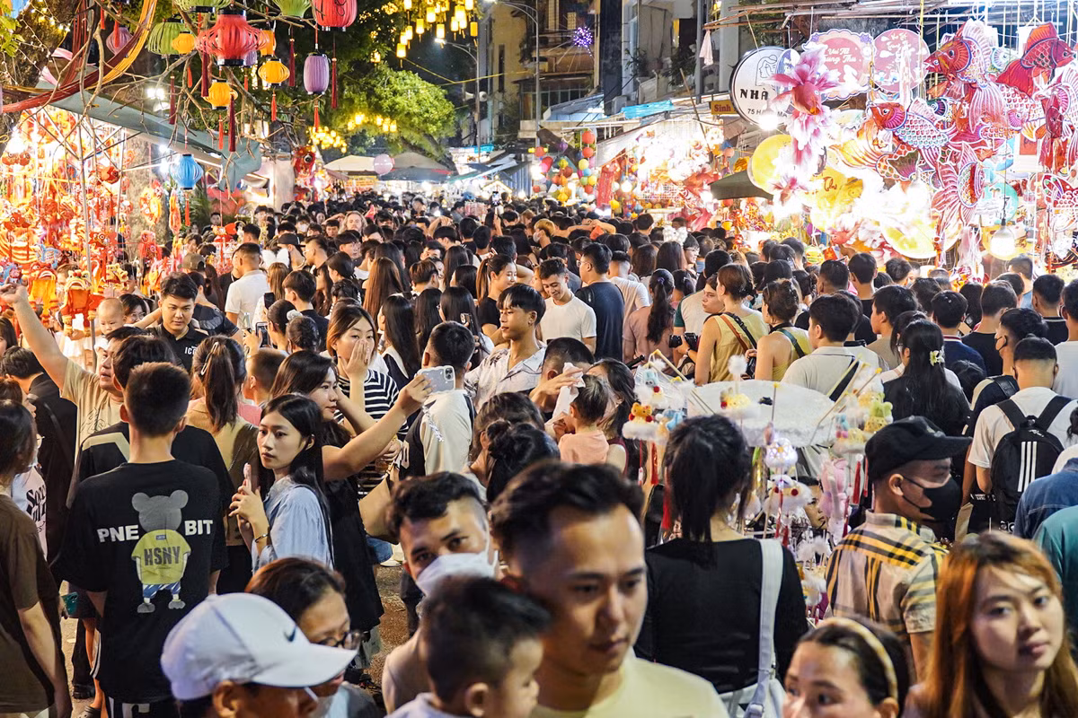 Tối 17/9 (ngày rằm Trung thu), phố Hàng Mã đông đúc người dân và du khách đổ về vui chơi Trung thu.