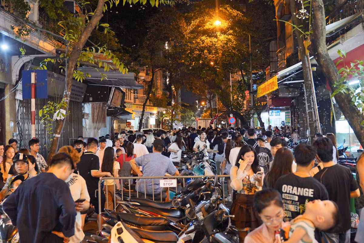 Ngay từ chập tối, khu vực phố cổ đông nghẹt người và xe cộ.