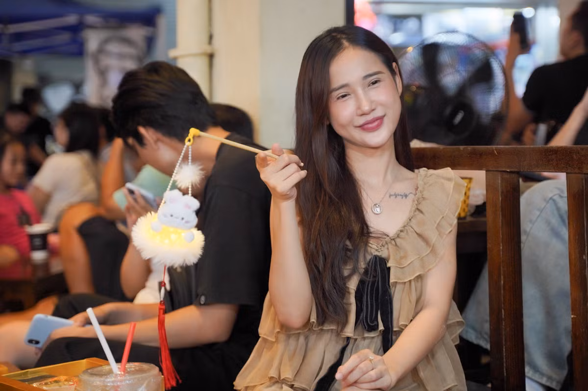 "Ở ngoài phố đông quá nên tôi đến quán cà phê check-in, xem bầu không khí náo nhiệt ngày Trung thu", chị Linh (Kim Mã) chia sẻ.