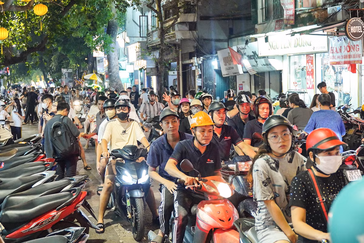 Ngay từ chập tối, khu vực phố cổ đông nghẹt người và xe cộ.