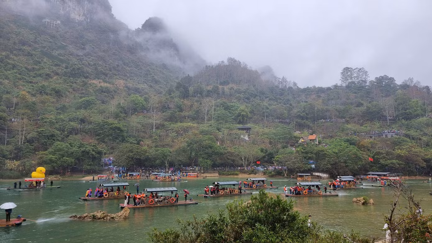 Từ thác Bản Giốc, du khách có thể tham quan thêm nhiều điểm du lịch nổi tiếng của Cao Bằng như động Ngườm Ngao, khu di tích Pác Bó, chùa Phật Tích Trúc Lâm Bản Giốc.