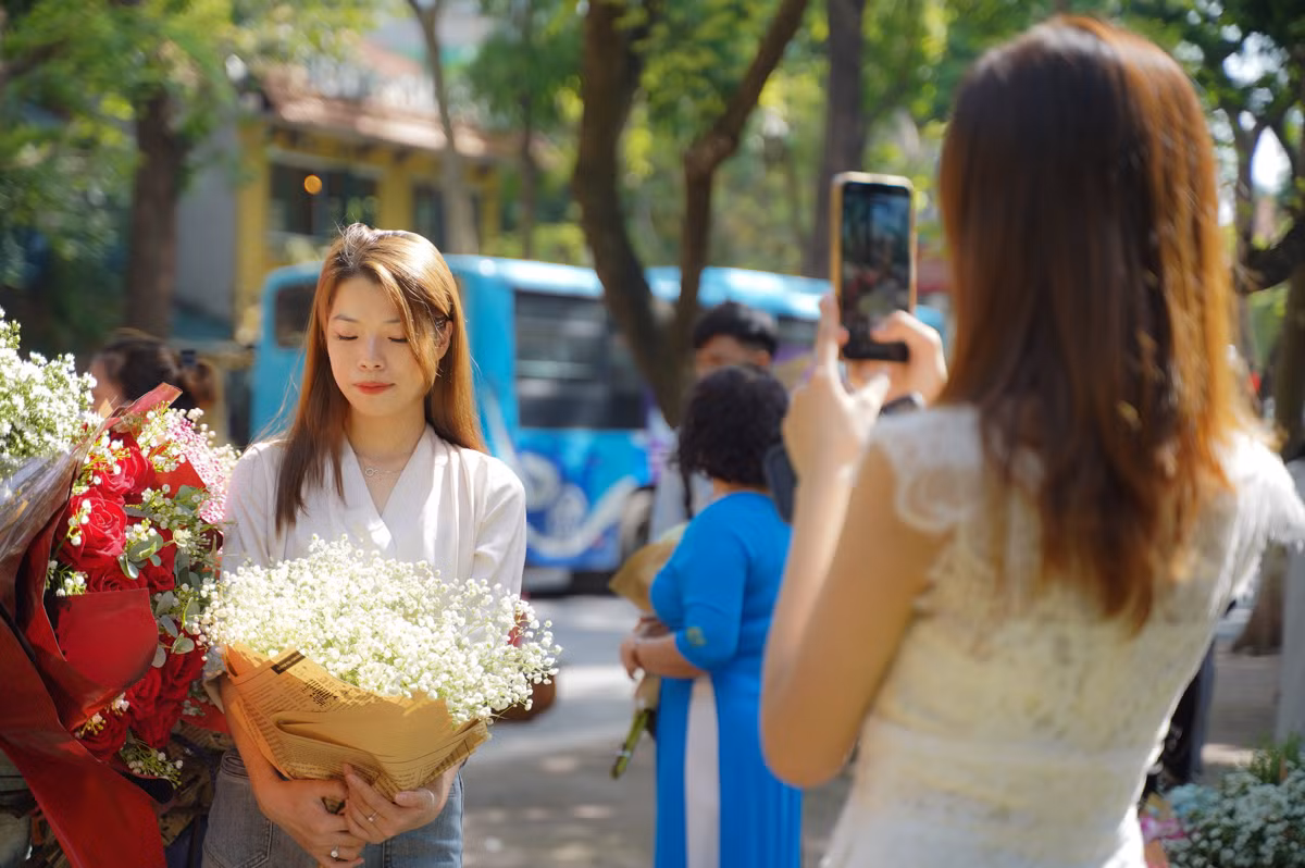 Tại phố Phan Đình Phùng - nơi được nhiều người biết đến như một trong những con đường đẹp nhất Hà Nội có rất đông các bạn trẻ đến chụp ảnh từ sáng sớm.