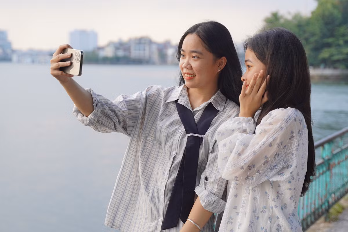 Xúng xính váy áo để chụp ảnh mùa thu Hà Nội, bạn Quyên (Hà Nội) cho biết: “Tranh thủ cuối tuần, thời tiết dạo này cũng mát mẻ nên hai đứa mình rủ nhau đi chơi và ghi lại những khoảnh khắc mùa thu Hà Nội đẹp vô cùng này"