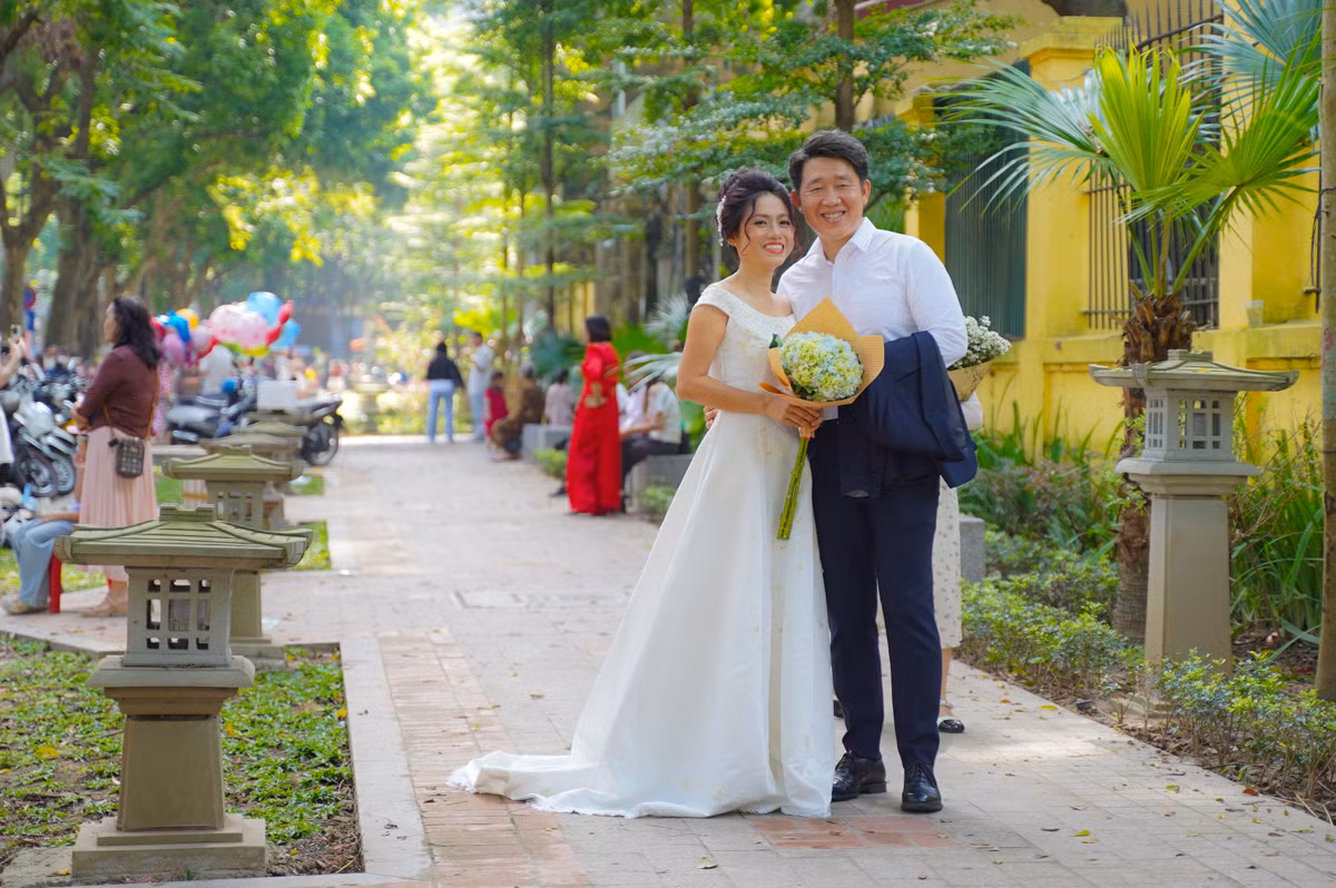 Một số cặp đôi chọn phố Phan Đình Phùng làm địa điểm chụp ảnh cưới.