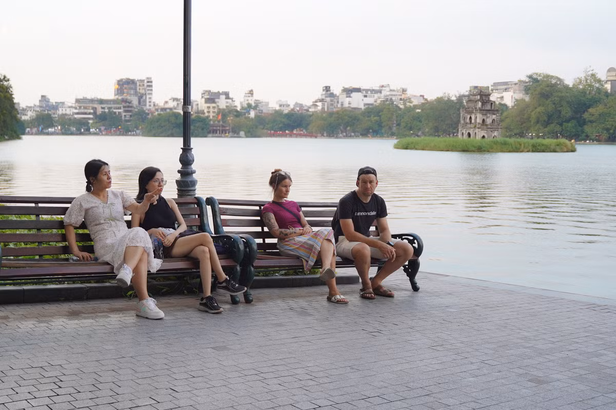 Bên hồ Gươm, mọi người tìm thấy một góc nhỏ bình yên giữa lòng thành phố ồn ào.