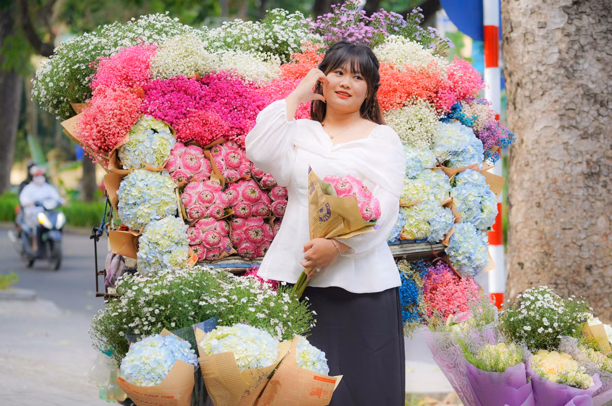 Những chiếc xe chở đầy sắc hoa tươi thắm được chuẩn bị, trang trí rất đẹp mắt khiến nhiều bạn trẻ mê mẩn, thích thú chụp hình.
