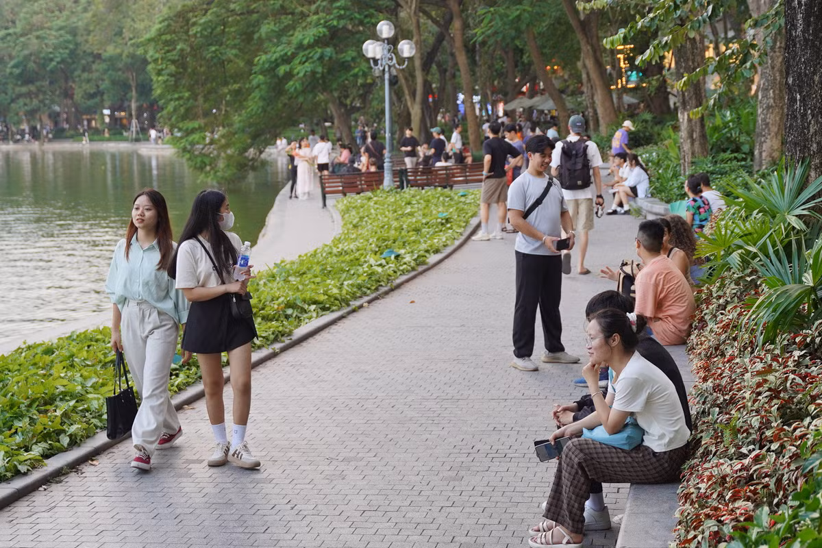 Bên hồ Gươm, mọi người tìm thấy một góc nhỏ bình yên giữa lòng thành phố ồn ào.