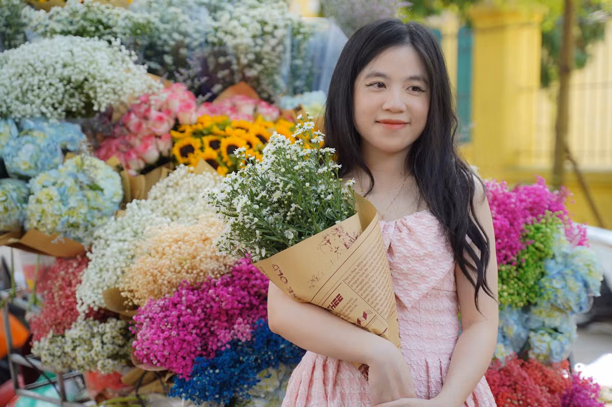 Những chiếc xe chở đầy sắc hoa tươi thắm được chuẩn bị, trang trí rất đẹp mắt khiến nhiều bạn trẻ mê mẩn, thích thú chụp hình.