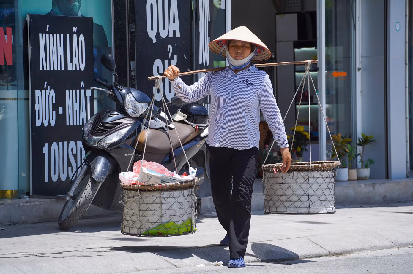 Những người làm việc ngoài trời chịu ảnh hưởng nhiều nhất của nắng nóng.